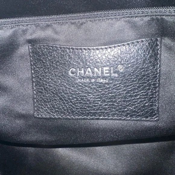 CHANEL On The Road Large Tote - Picture 4 of 15